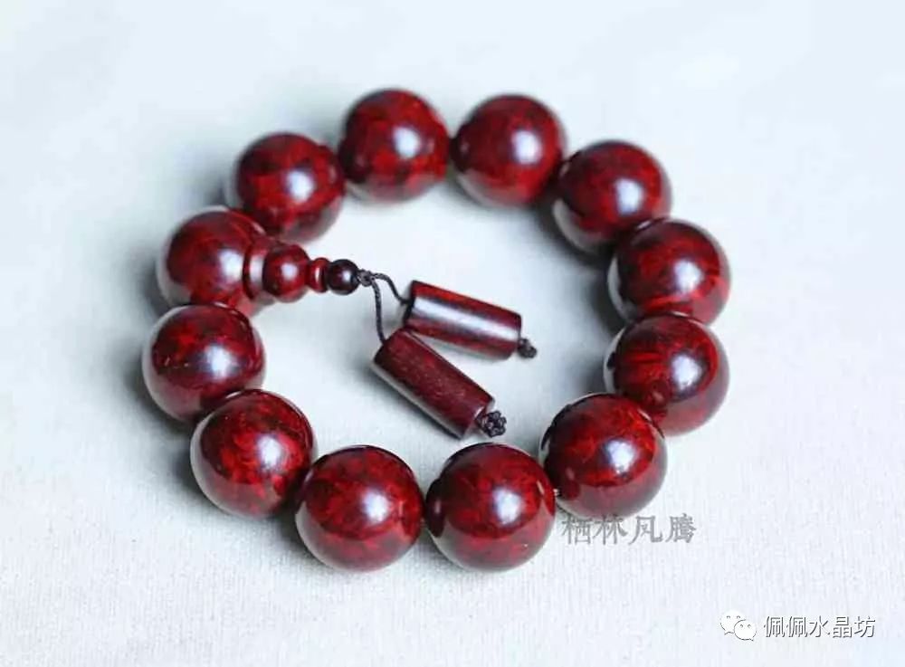 南红手链适合什么人戴_戴南红手串有什么讲究_佩戴南红手链有什么好处