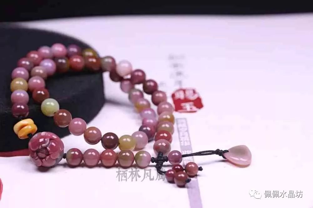 南红手链适合什么人戴_佩戴南红手链有什么好处_戴南红手串有什么讲究