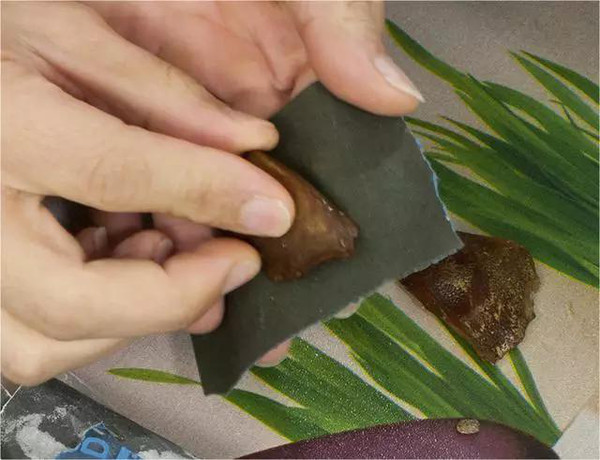 蜜蜡是石头吗_蜜蜡和石头有什么区别_石蜜蜡手链值钱吗