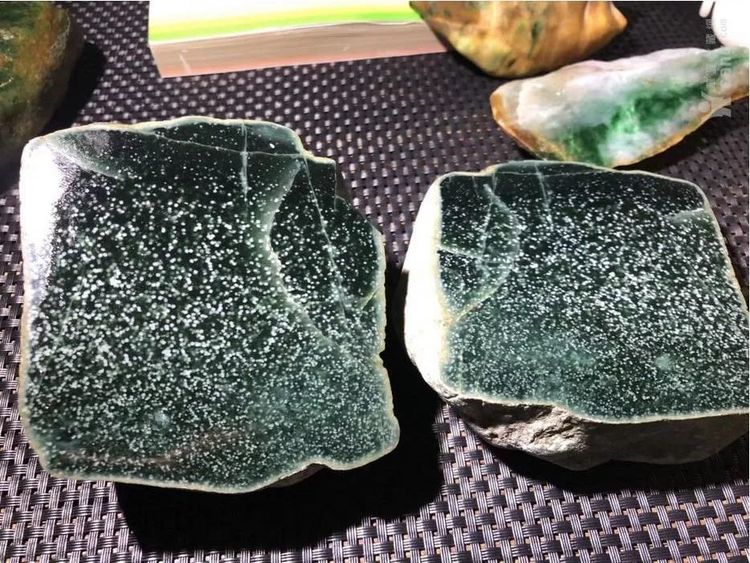 翡翠原石冰种介绍_怎么雕刻翡翠原石冰种_翡翠雕刻原石冰种值钱吗