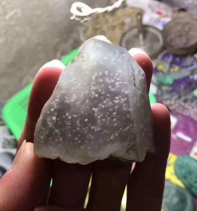 怎么雕刻翡翠原石冰种_翡翠原石冰种介绍_翡翠雕刻原石冰种值钱吗