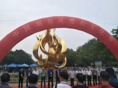 【奇石】这块灵璧石身价888万，其色如墨玉，石质坚铮，轻轻敲打会发出不同音阶的声音